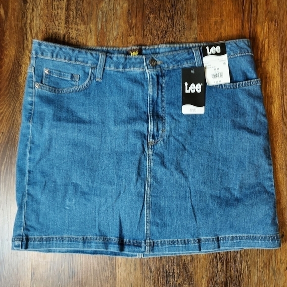 NWT LEE denim skort mid rise size 20" and Bermuda shorts mid rise size 20 plus - Picture 3 of 14